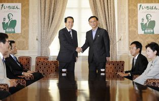 自民党の谷垣総裁と握手する菅首相（C）時事