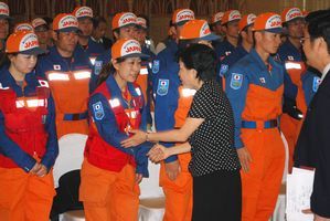 2008年5月、四川省政府から謝意を受ける日本の国際緊急援助隊 （C）時事