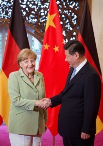  北京で中国の習近平国家主席（右）と握手するドイツのメルケル首相 （C）EPA=時事