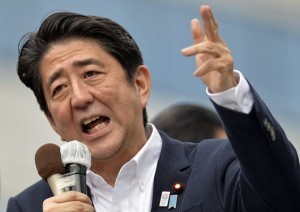  街頭演説でも首相自ら“成果”を強調しているが……(C)時事