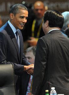 存在感を示すことはできなかった（オバマ大統領と握手する野田首相）（c）AFP=時事