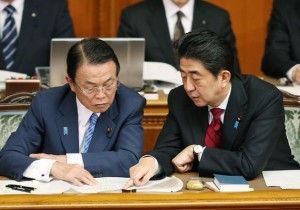  1月24日、参院本会議に出席した安倍首相と麻生財務相 （C）時事