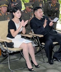 軍視察中の北朝鮮の金正恩労働党第１書記（右）と李雪主夫人（左）（朝鮮中央通信配信）（C）AFP=時事