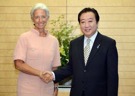 IMFへの資金拠出をいち早く表明した野田首相（左はIMFのラガルド専務理事）（c）AFP=時事