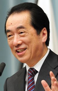 内閣不信任案否決後、笑顔で会見する菅首相（c）時事