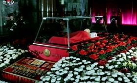ガラスの棺に横たわる金正日総書記の遺体（c）AFP=時事