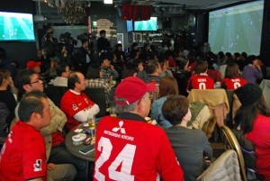  3月23日、無観客試合をテレビで観戦する浦和サポーターら （C）時事