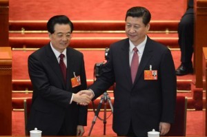 3月14日、中国・北京の人民大会堂で、国家主席に選ばれた後、前任の胡錦濤氏（左）と握手する習近平氏　（C）AFP=時事