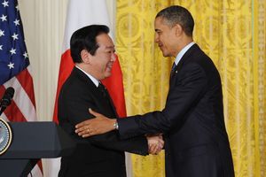 2月29日、党首討論を前に握手する野田佳彦首相（左）と自民党の谷垣禎一総裁 （C）時事