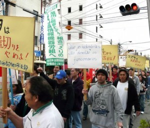  外国人労働者が雇用確保を求めてデモに加わることも……　（C）時事