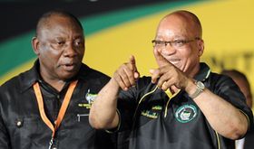  ANC総裁の続投が決まったズマ大統領（右）と新たに副総裁に選出されたラマポーザ氏（c）AFP=時事