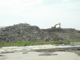 陸前高田市の海岸近くに集められた瓦礫の山（写真はすべて筆者撮影）