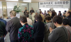  仮設住宅の集会所では節目ごとに合同慰霊祭が行われている（福島県いわき市）（C）時事